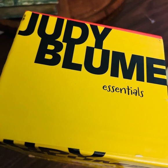 Judy Blume Essentials [Boxed Set]: Are You There God? It's Me, Margaret; Blubber - Picture 2 of 3